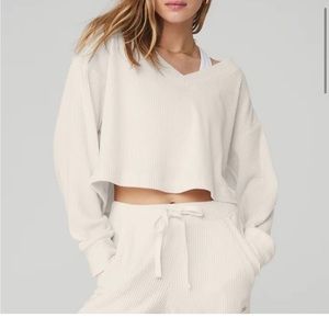 ALO Muse Cropped V-Neck Top Ivory Pullover Sweatshirt Ribbed O13